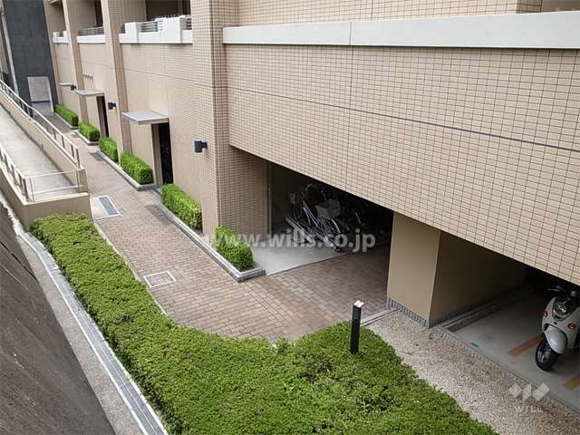 バイク置き場と駐輪場は建物1階部分にあります。
