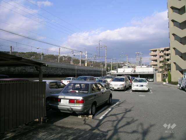 敷地内駐車場。敷地のすぐ北側は「売布神社」駅です。