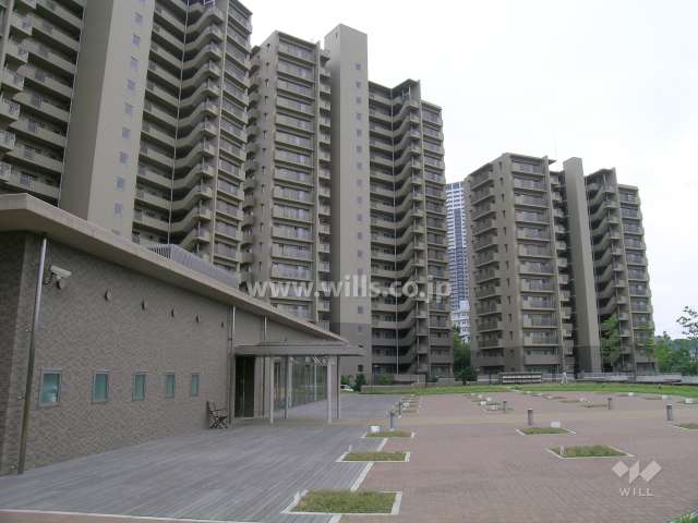 管理集会棟と中央広場