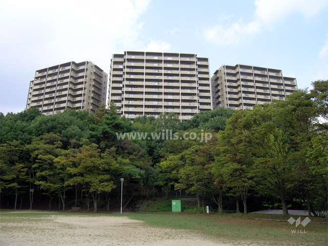 『千里東町公園』から見た『新千里桜ヶ丘メゾンシティ』