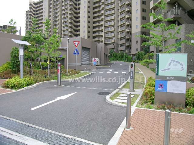 ロボットゲート付きの駐車場入口