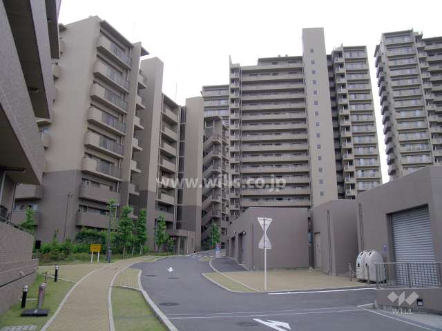 正面奥が四番館