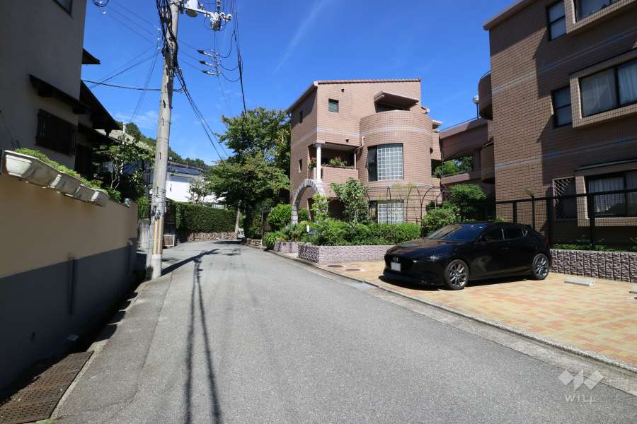 敷地西側の前面道路