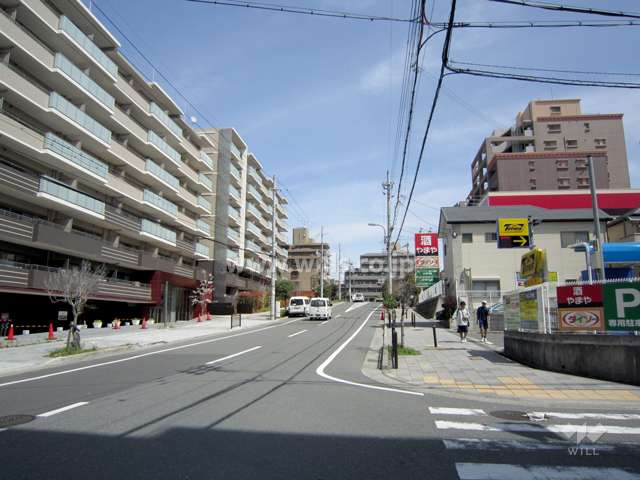敷地北側は二車線の通りに面しています。
