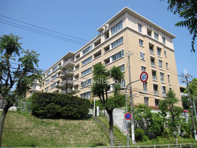 グランドメゾン北千里古江台の外観（南東側から）