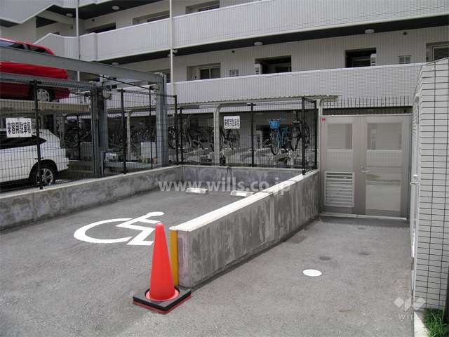来客用駐車場と駐輪場入り口