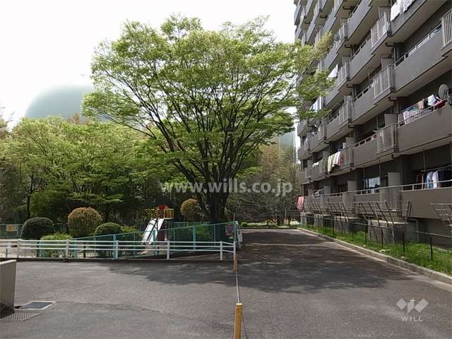 敷地南側には公園があり、西側には山田川が流れています。