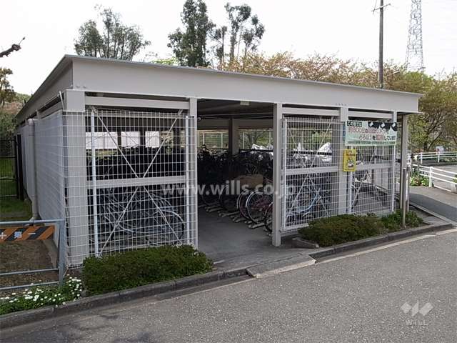 扉の付いた駐輪場