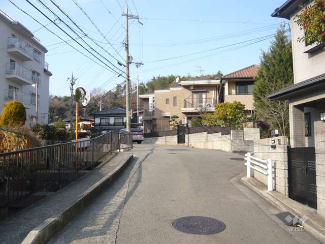 周辺の街並み。一戸建てが中心に立ち並ぶ閑静な住宅地です。