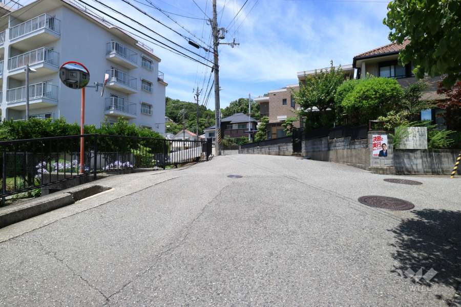敷地東側の前面道路