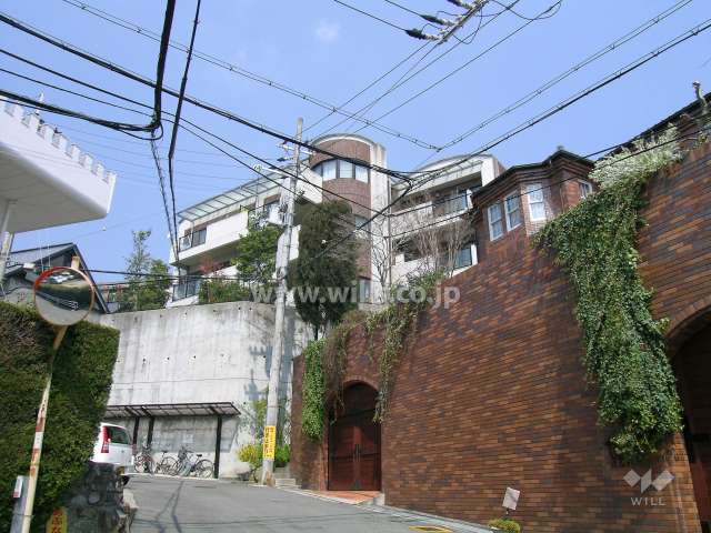 敷地南側は一段低く、一戸建が立ち並んでいます