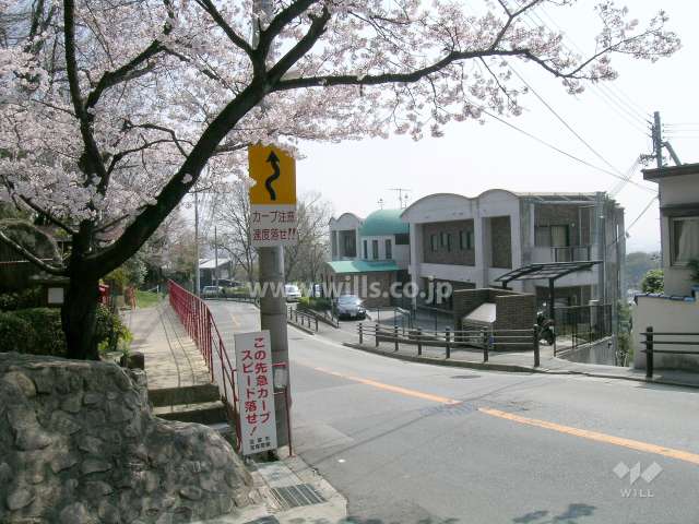 敷地の北側はバス通りに面しています