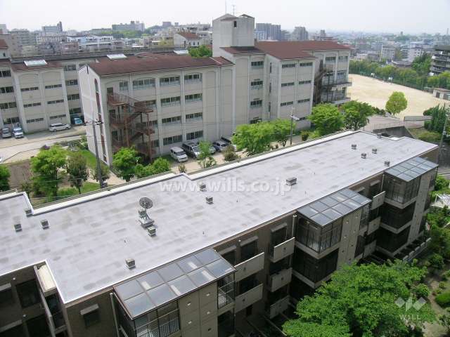 敷地の南側には『新田南小学校』があります。