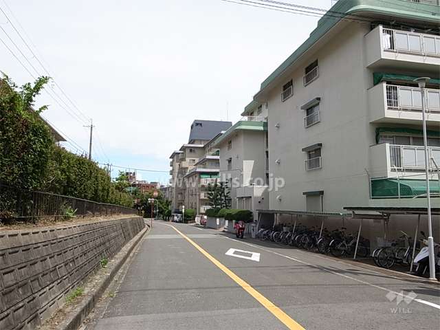 敷地北側の前面道路。周辺はマンションが多く立ち並ぶ静かな住宅地です。