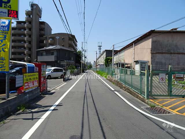敷地の南西側前面道路（北側から）