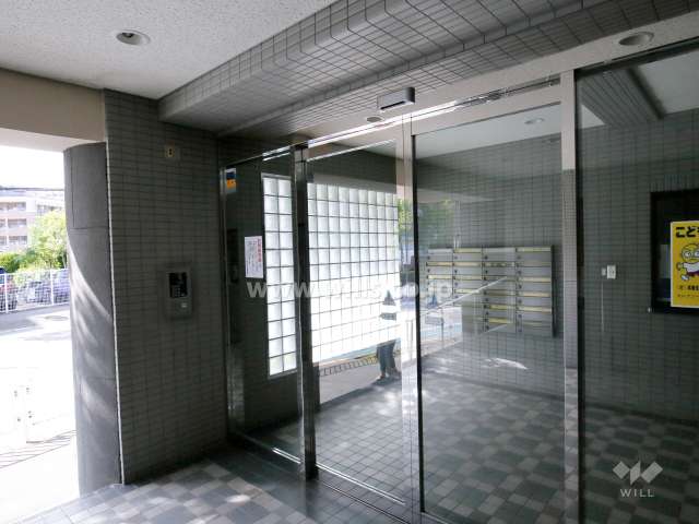 エントランスはオートロック付きです。