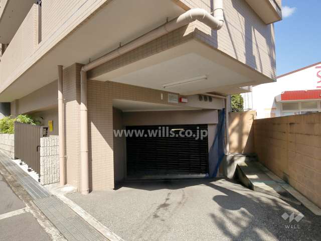 駐車場の出入り口（リングシャッター付き）