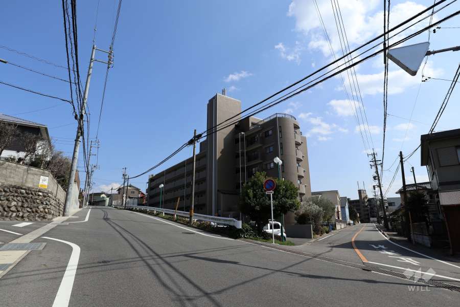 敷地北東側の前面道路（北西側から）