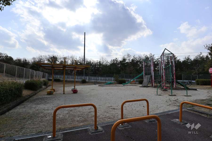 敷地内にはプレイロットがあります。