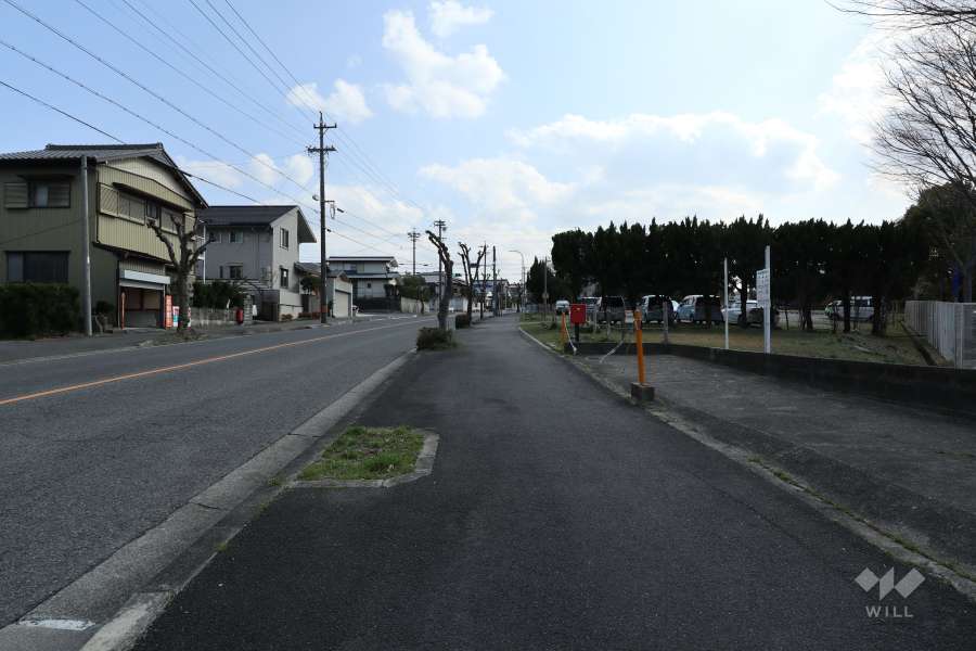 敷地東側の全面道路（北側から）