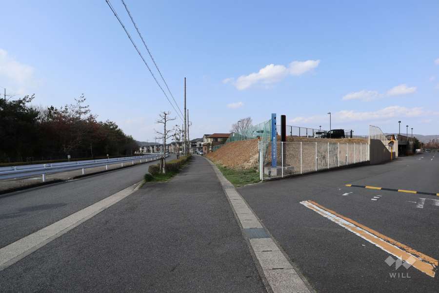 敷地西側の前面道路（南側から）