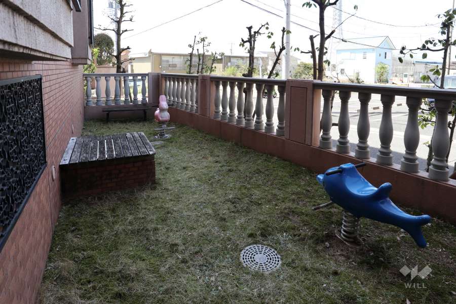 敷地内にはプレイロットがあります。