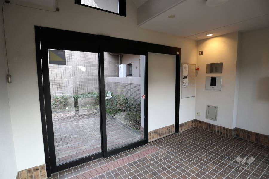 エントランスはオートロック付きです。