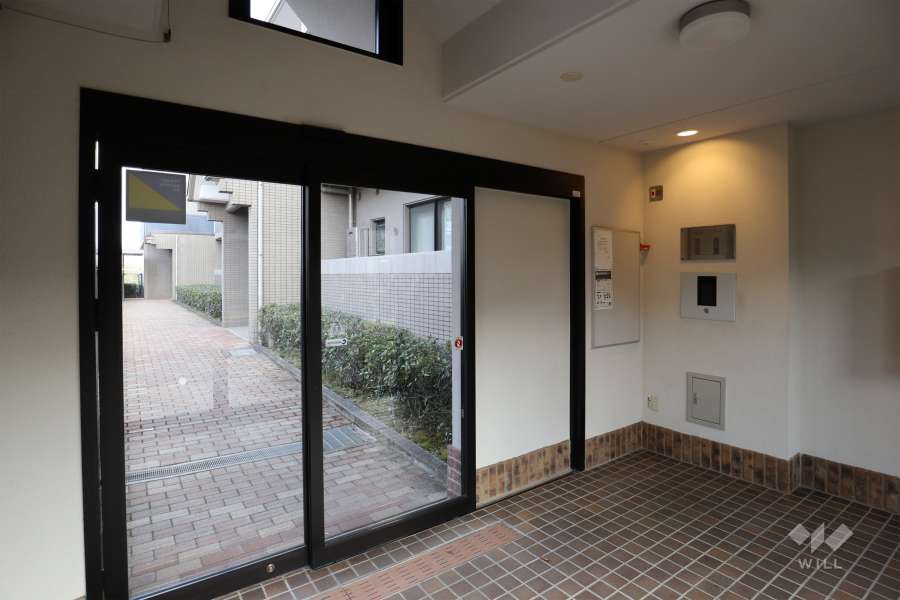 エントランスはオートロック付きです。