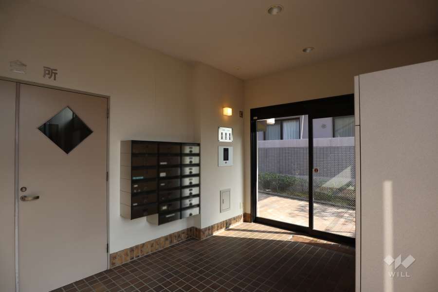 エントランスはオートロック付きです。