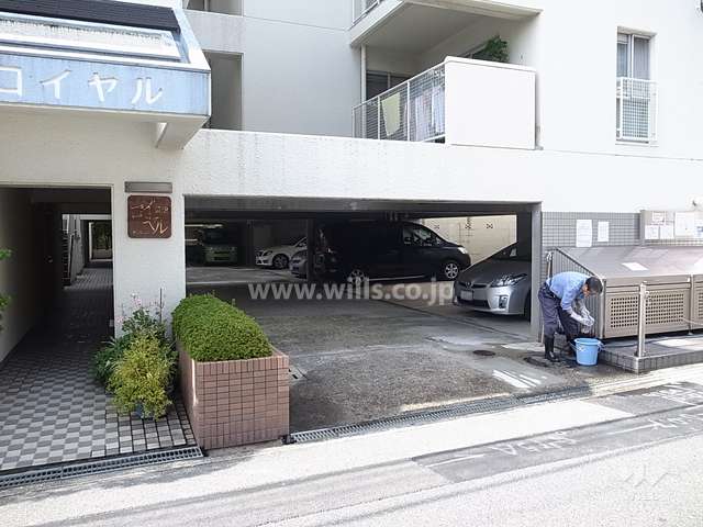 駐車場で入口