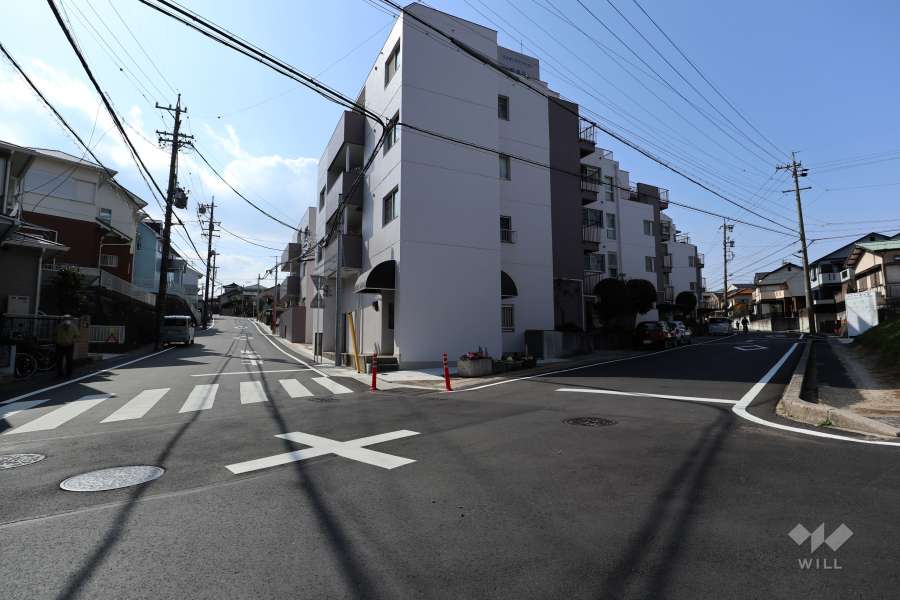 敷地南側と北東側の前面道路（南東側から）