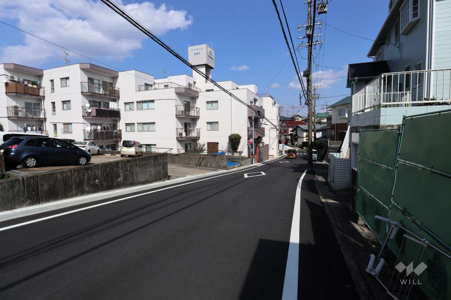 敷地南側の前面道路（西側から）