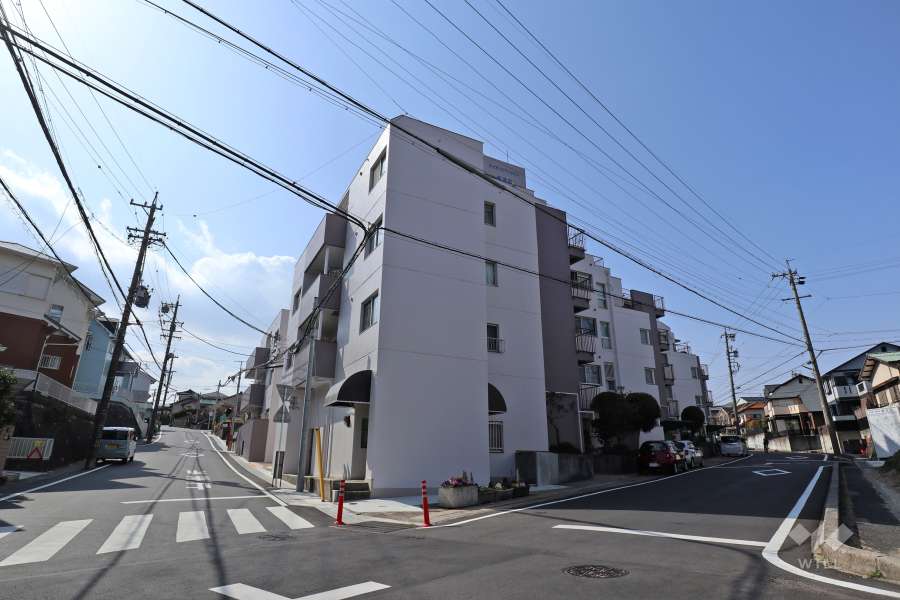 ライオンズマンション新瀬戸の外観（南東側から）