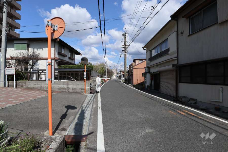 敷地南東側の前面道路（南西側から）