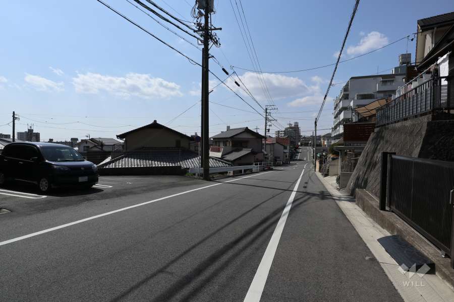 敷地北側の前面道路（東側から）