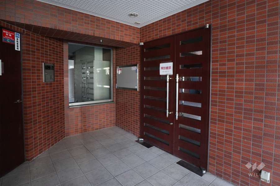 エントランスはオートロック付きです。