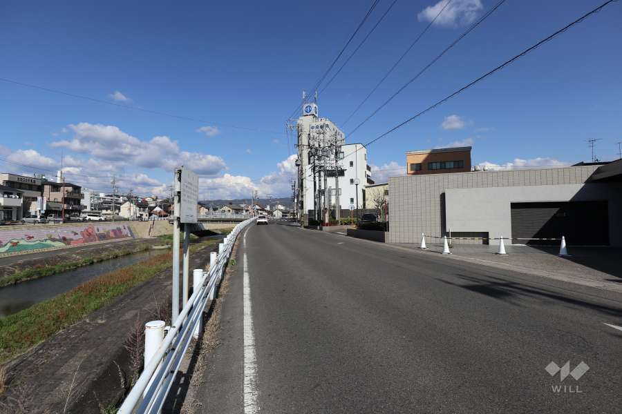敷地北西側の前面道路（南西側から）