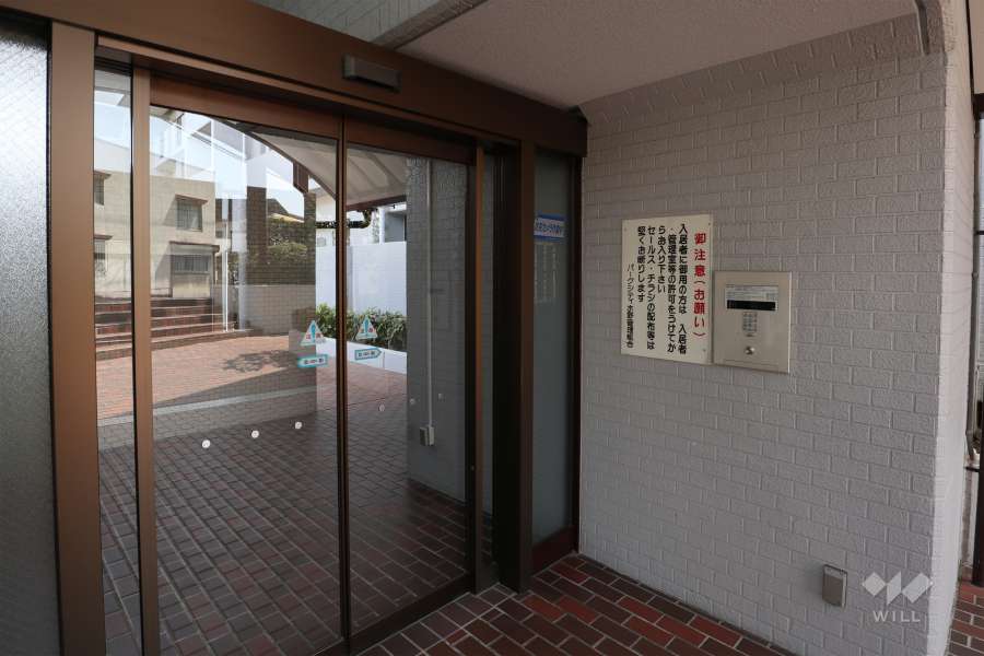 エントランスはオートロック付きです。