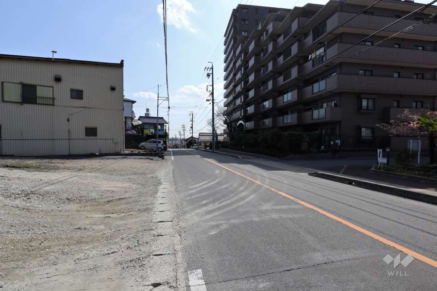 敷地東側の前面道路（北側から）