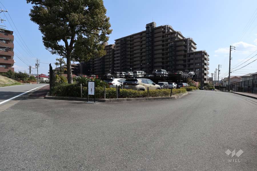 敷地北東側と西側の前面道路（北西側から）