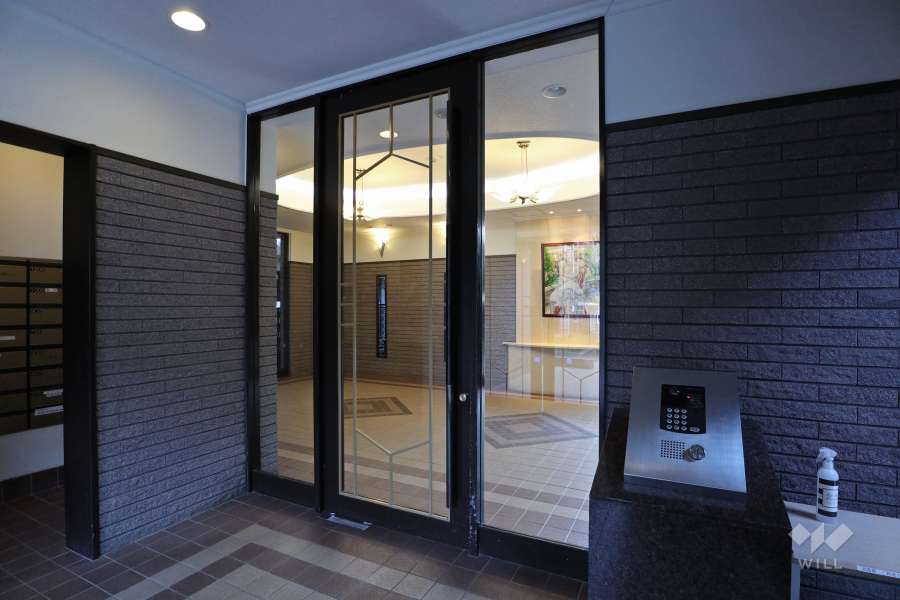 エントランスはオートロック付きです。