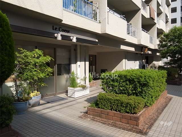 1階には店舗が入っています。