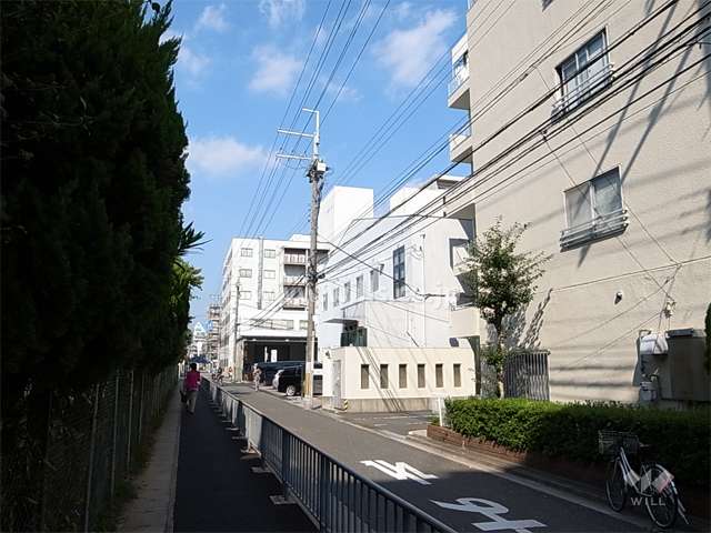 敷地西側の前面道路。道を挟んで豊津第一小学校です。