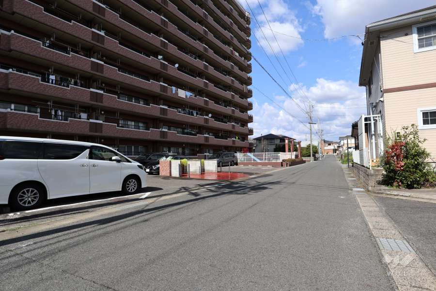 敷地南東側の前面道路（南西側から）