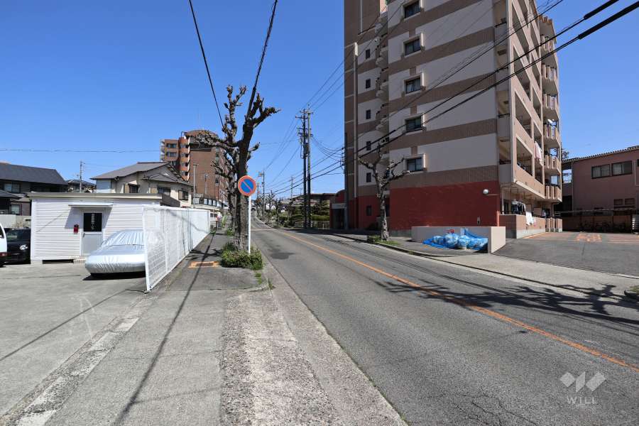 敷地北西側の前面道路（南西側から）