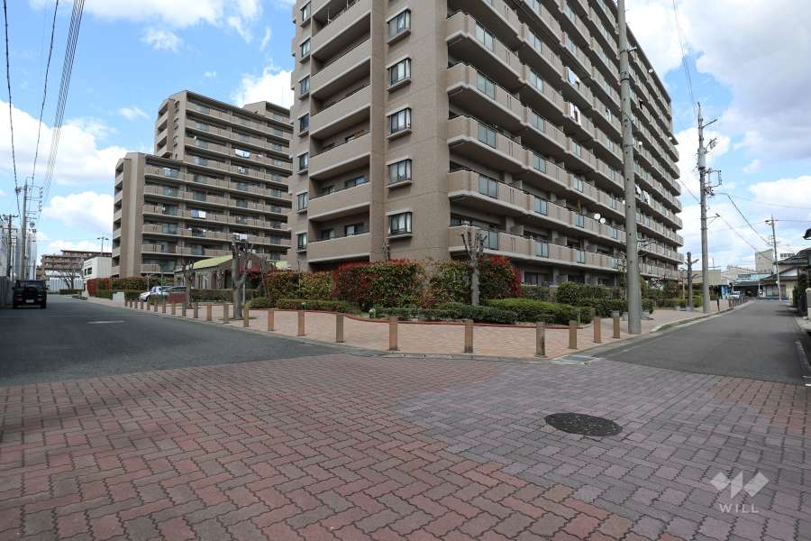 敷地南西側と南東側の前面道路（南西側から）