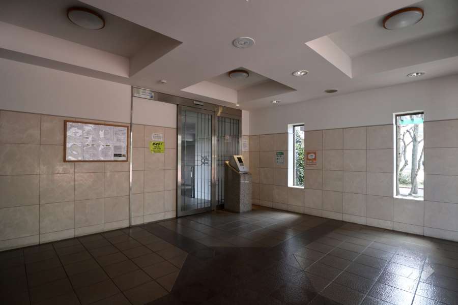 エントランスはオートロック付きです。