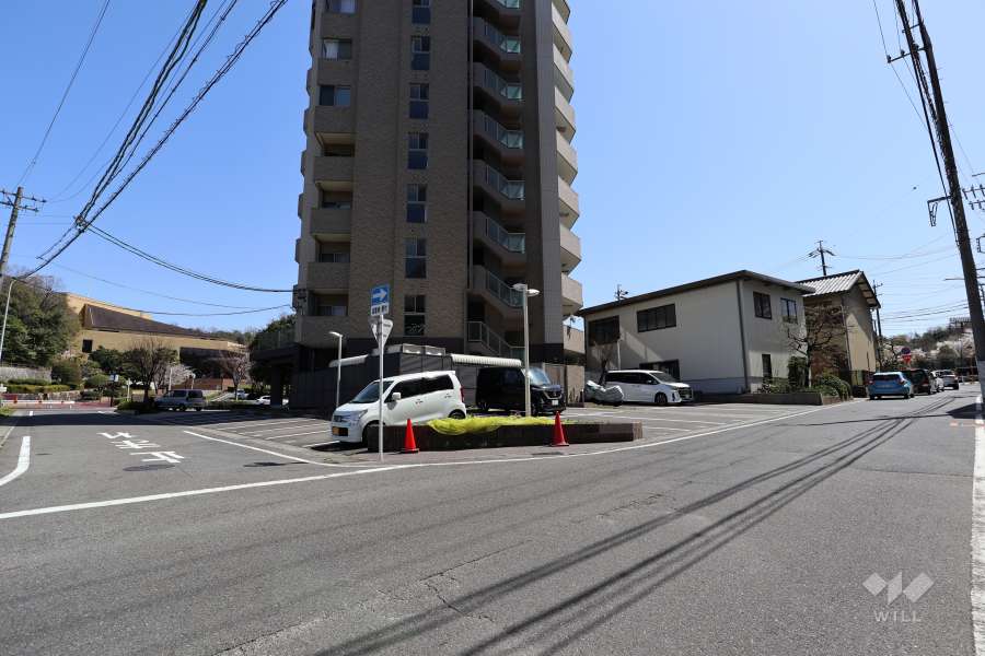 敷地北側と西側の前面道路（北西側から）