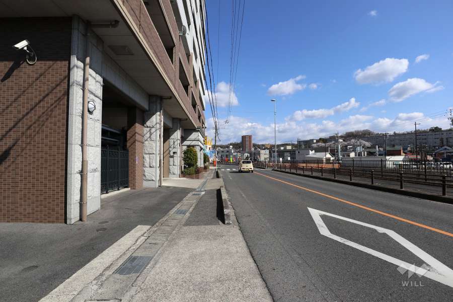 敷地南西側の前面道路（北西側から）