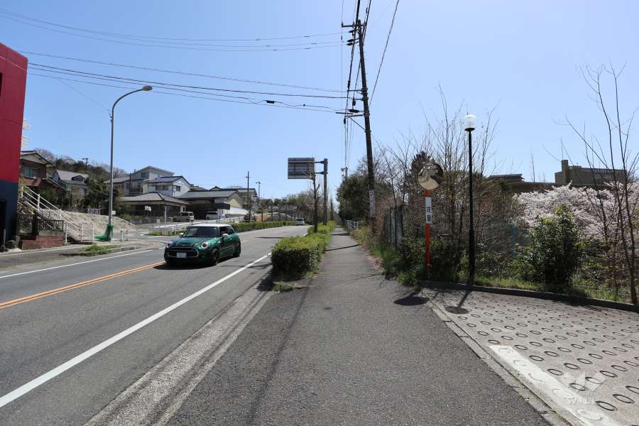 敷地東側の前面道路（北側から）
